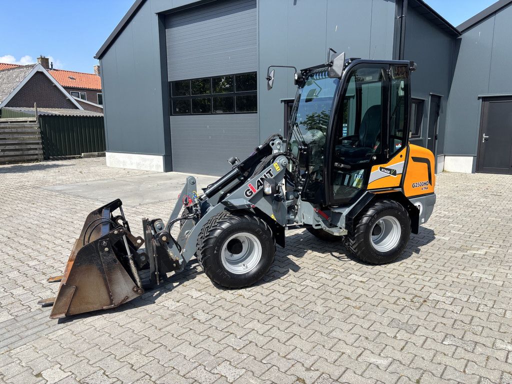 Giant G2500 HD X-TRA. Bak en Lepels, Vol cabine, 208 uur.