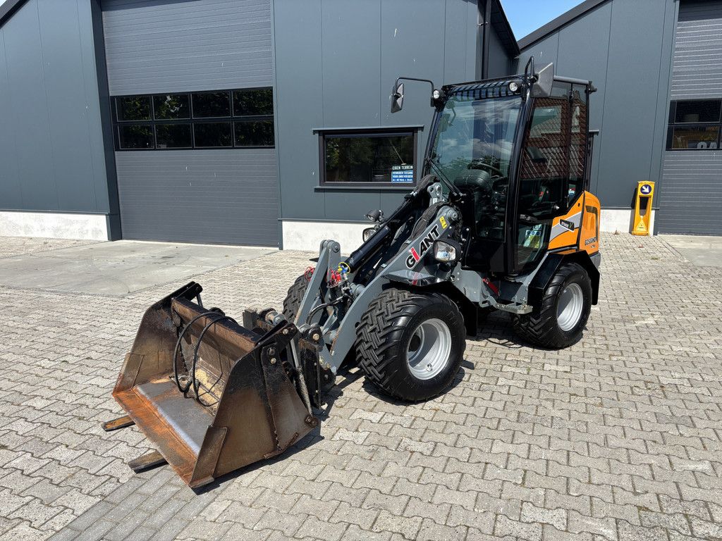 Giant G2500 HD X-TRA. Bak en Lepels, Vol cabine, 208 uur.