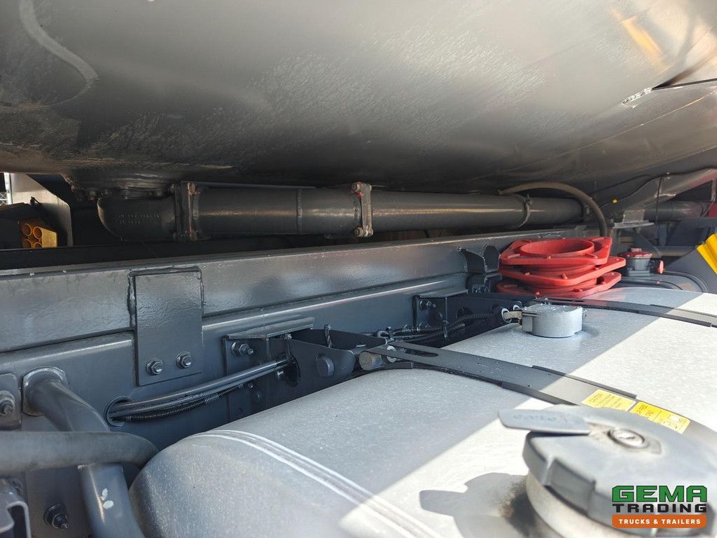 Volvo FH420 6x2/4 GlobeTrotter Euro6B - Fuel Tank 23,500L 7 Comp + Willig Hanger 18,000L 5Compartments
