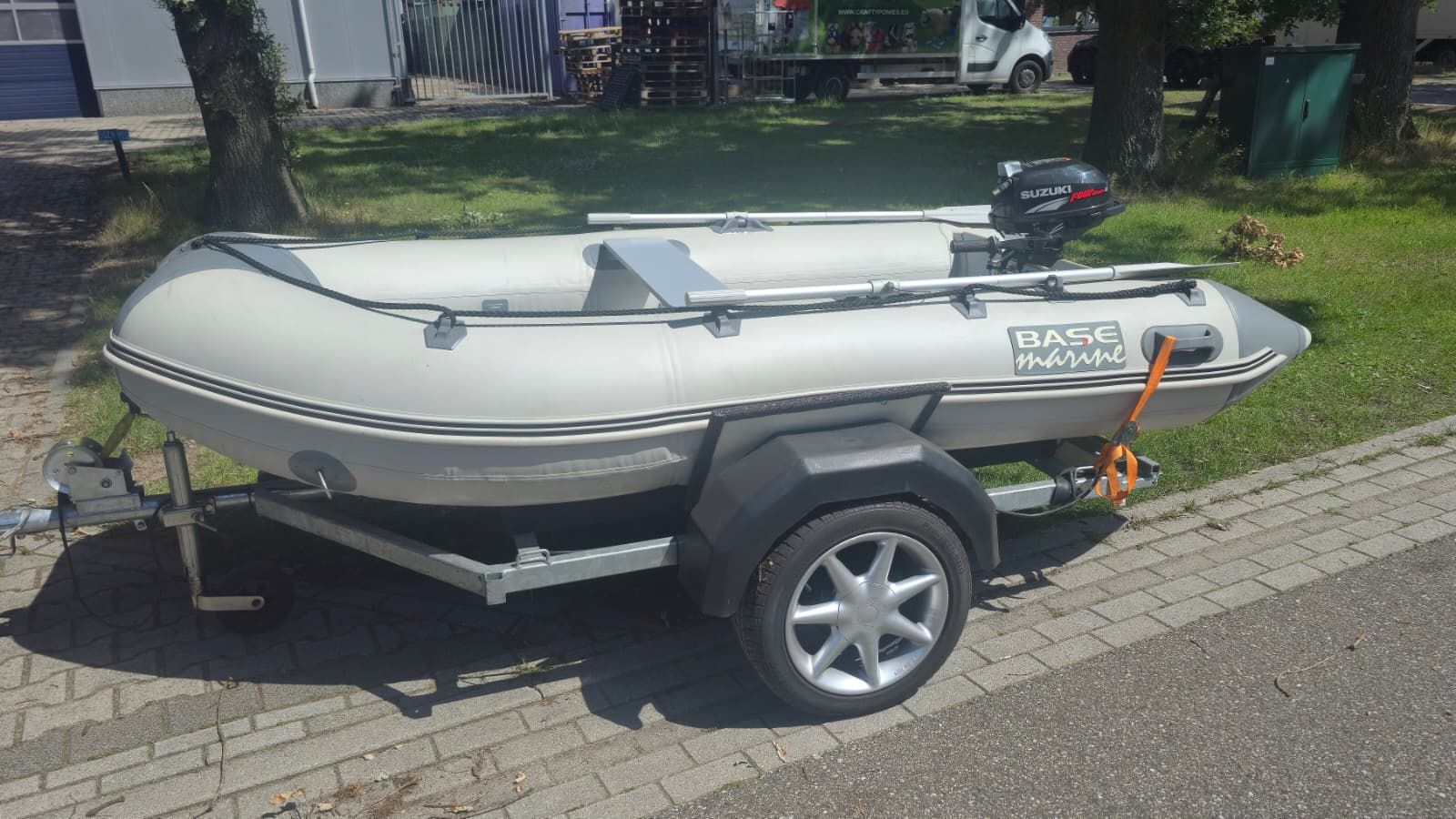 Base Marine kleine RIB met trailer - Nieuw overjarig