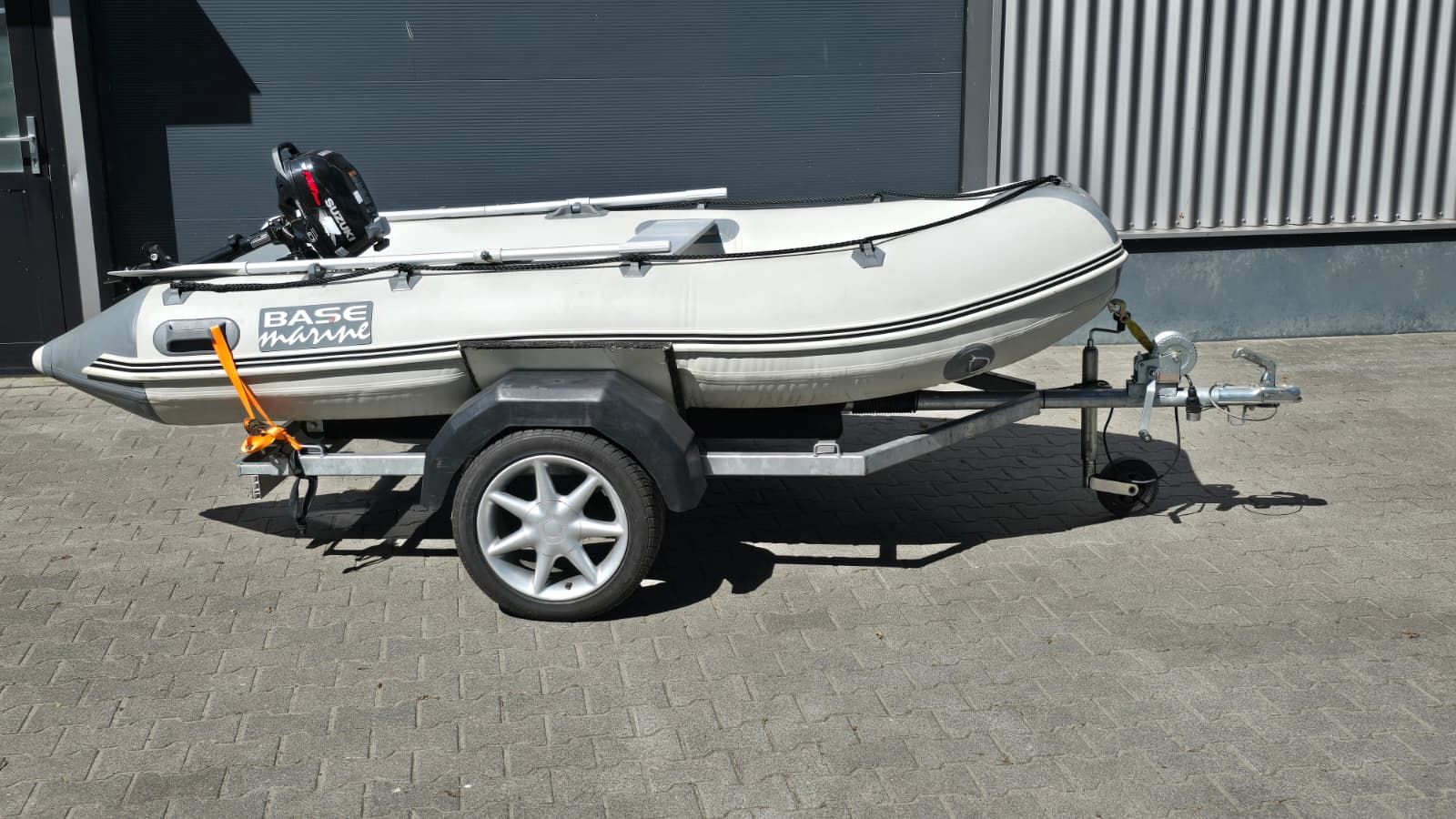 Base Marine kleine RIB met trailer - Nieuw overjarig