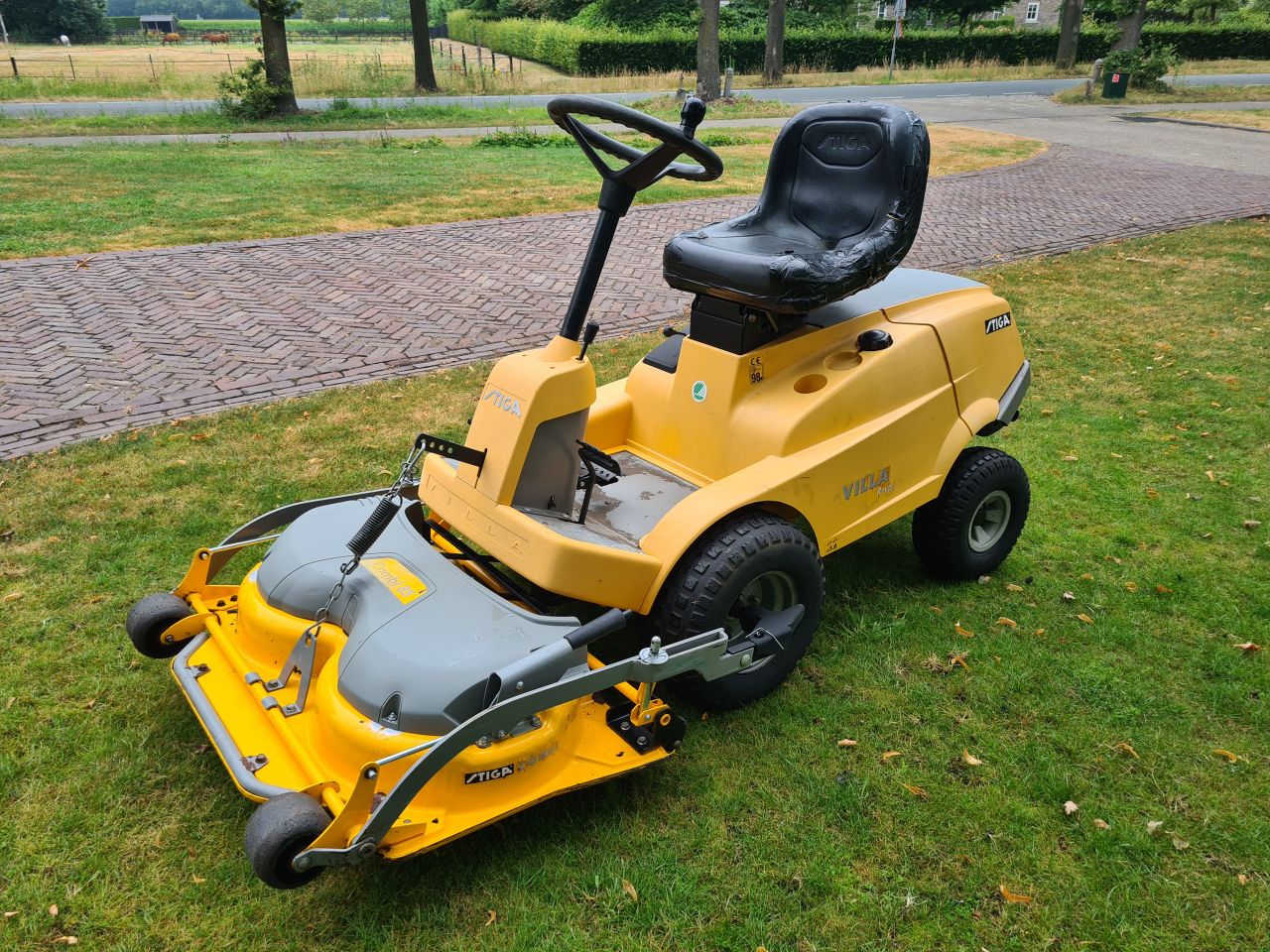 Stiga villa Royal frontmaaier 2 cilinder Honda hydrostaat.