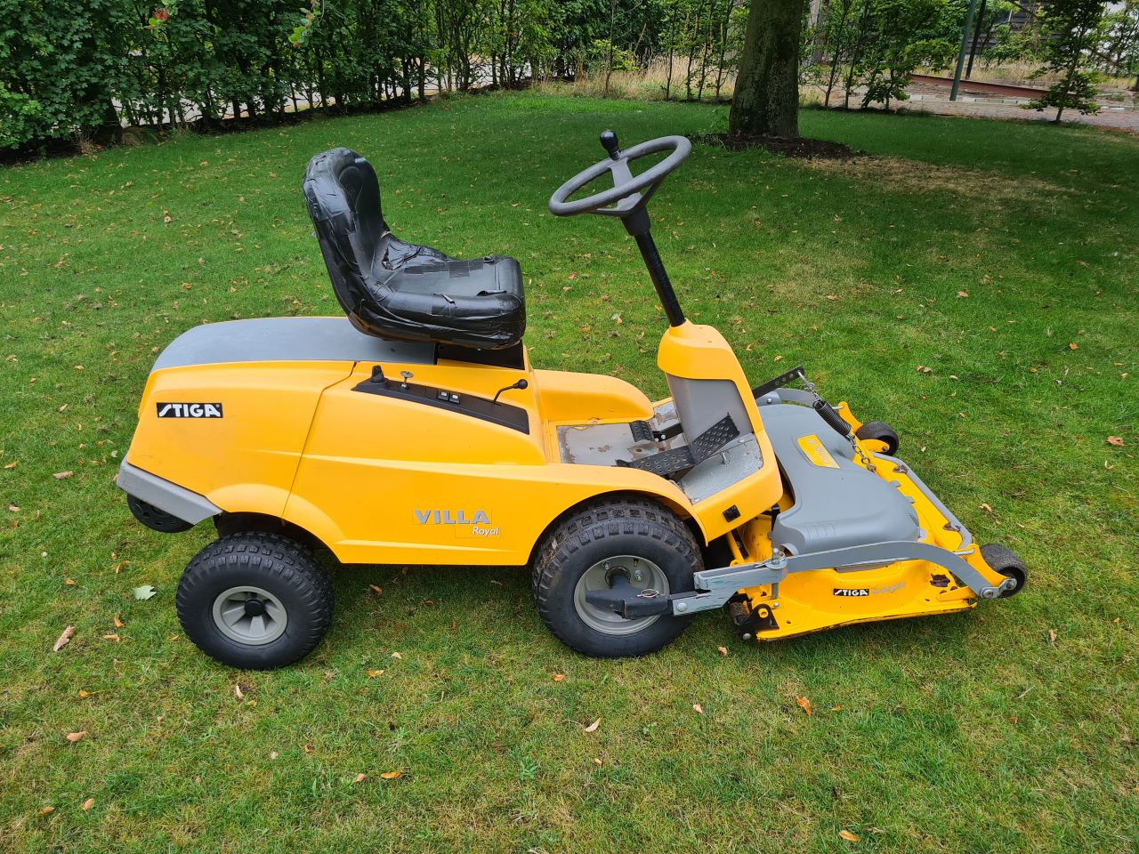 Stiga villa Royal frontmaaier 2 cilinder Honda hydrostaat.