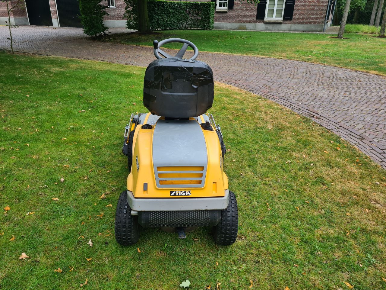 Stiga villa Royal frontmaaier 2 cilinder Honda hydrostaat.