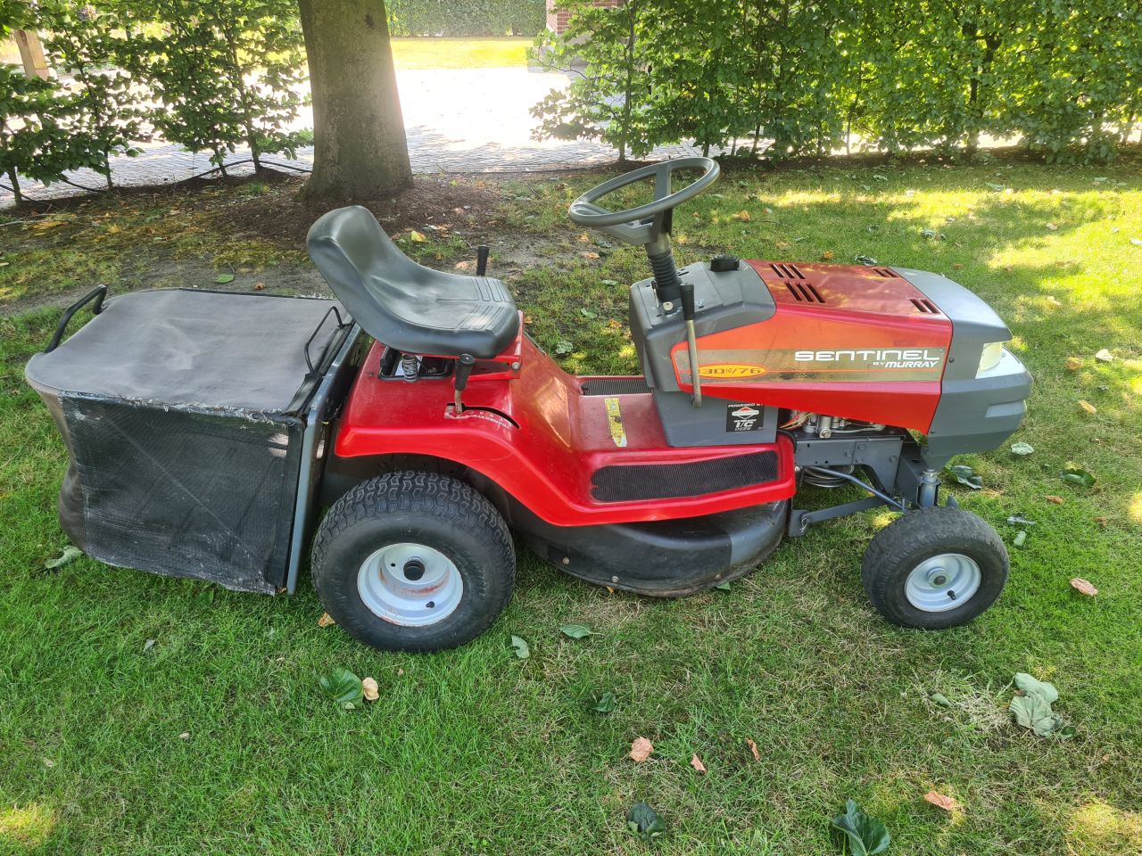 MTD Sentinel zitmaaier met opvangbak.