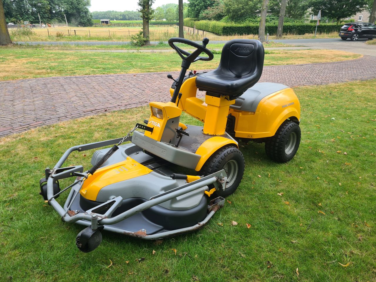 Stiga park Ranger frontmaaier 2 cilinder Honda motor.