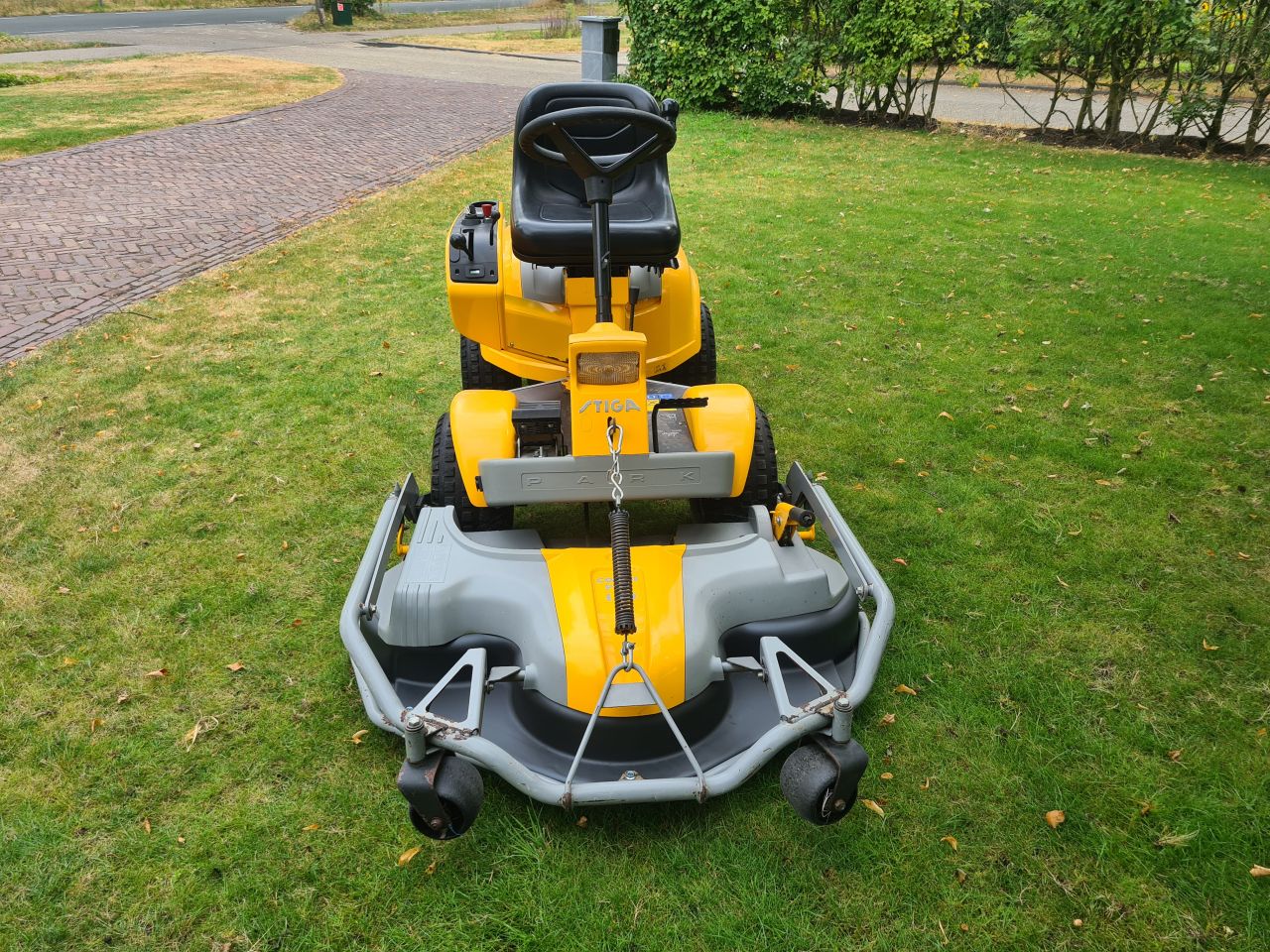 Stiga park Ranger frontmaaier 2 cilinder Honda motor.