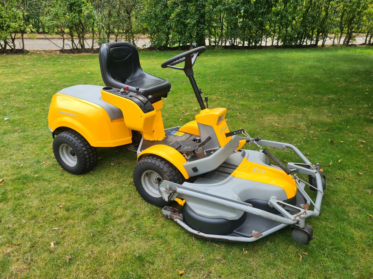 Stiga park Ranger frontmaaier 2 cilinder Honda motor.