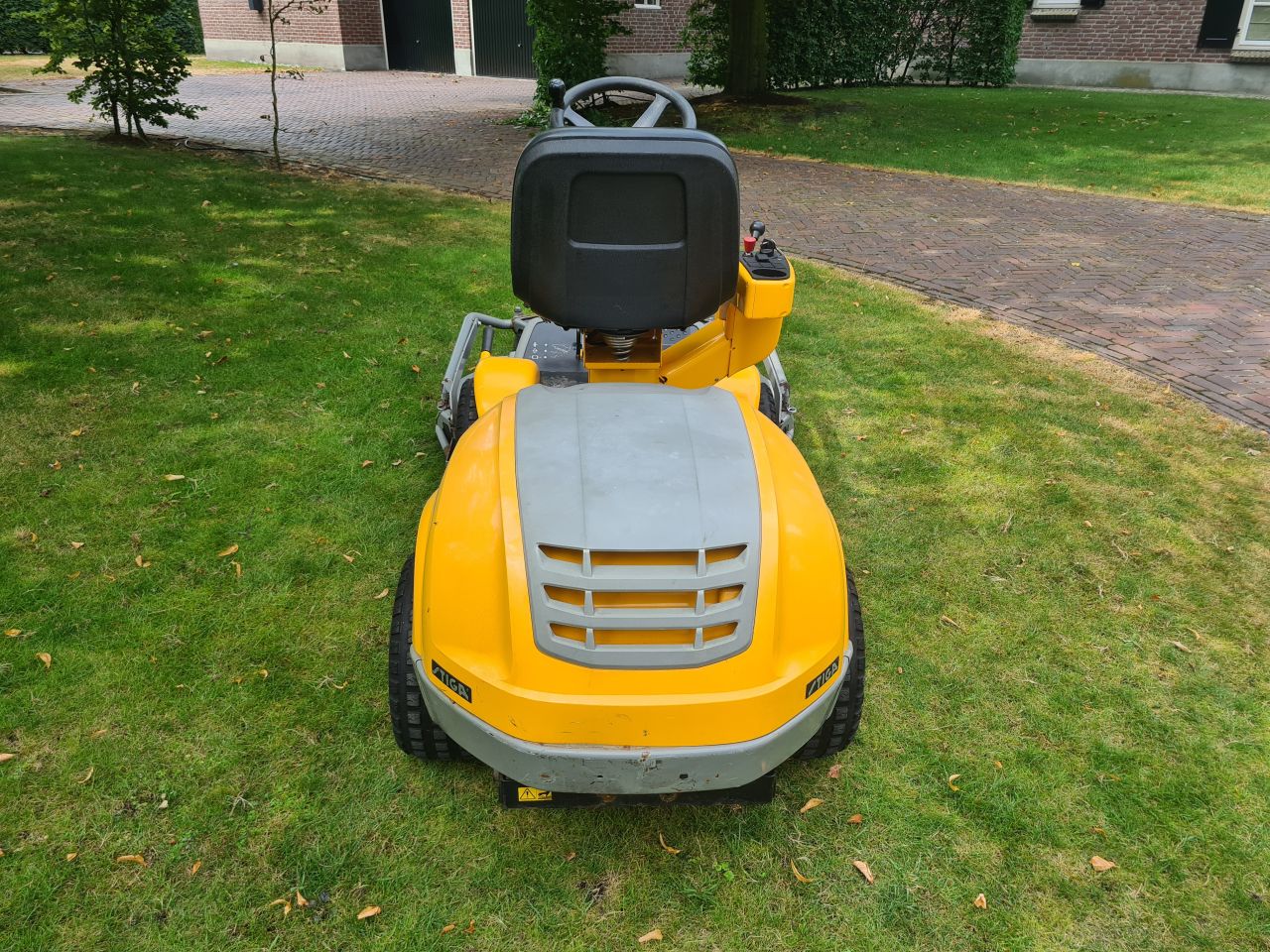 Stiga park Ranger frontmaaier 2 cilinder Honda motor.