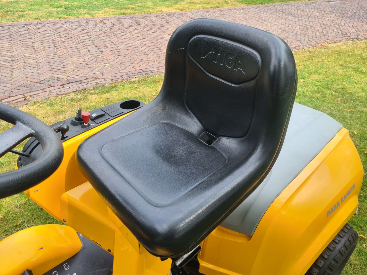 Stiga park Ranger frontmaaier 2 cilinder Honda motor.