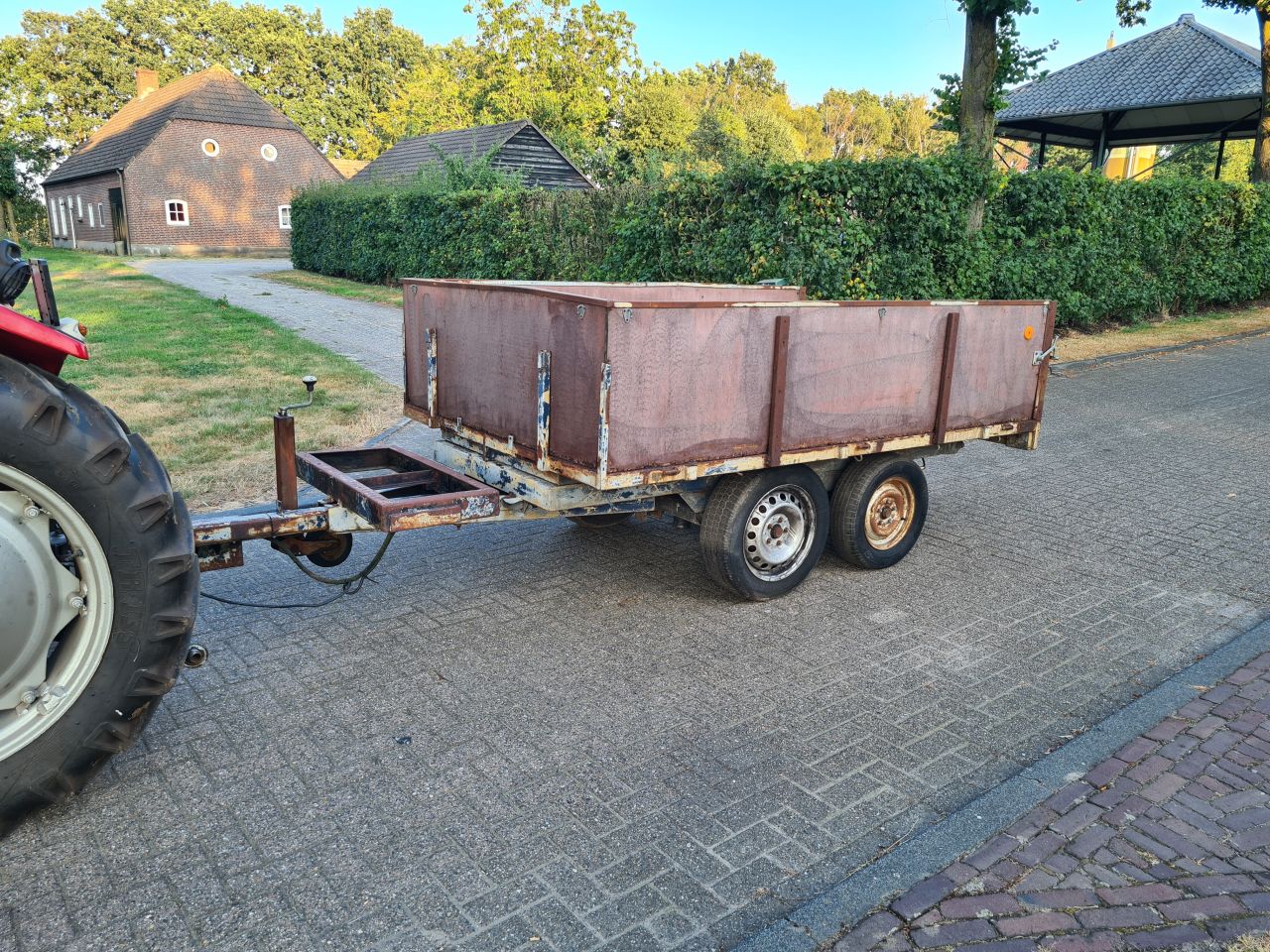 Kieper kiepwagen kiep aanhanger achter trekker.