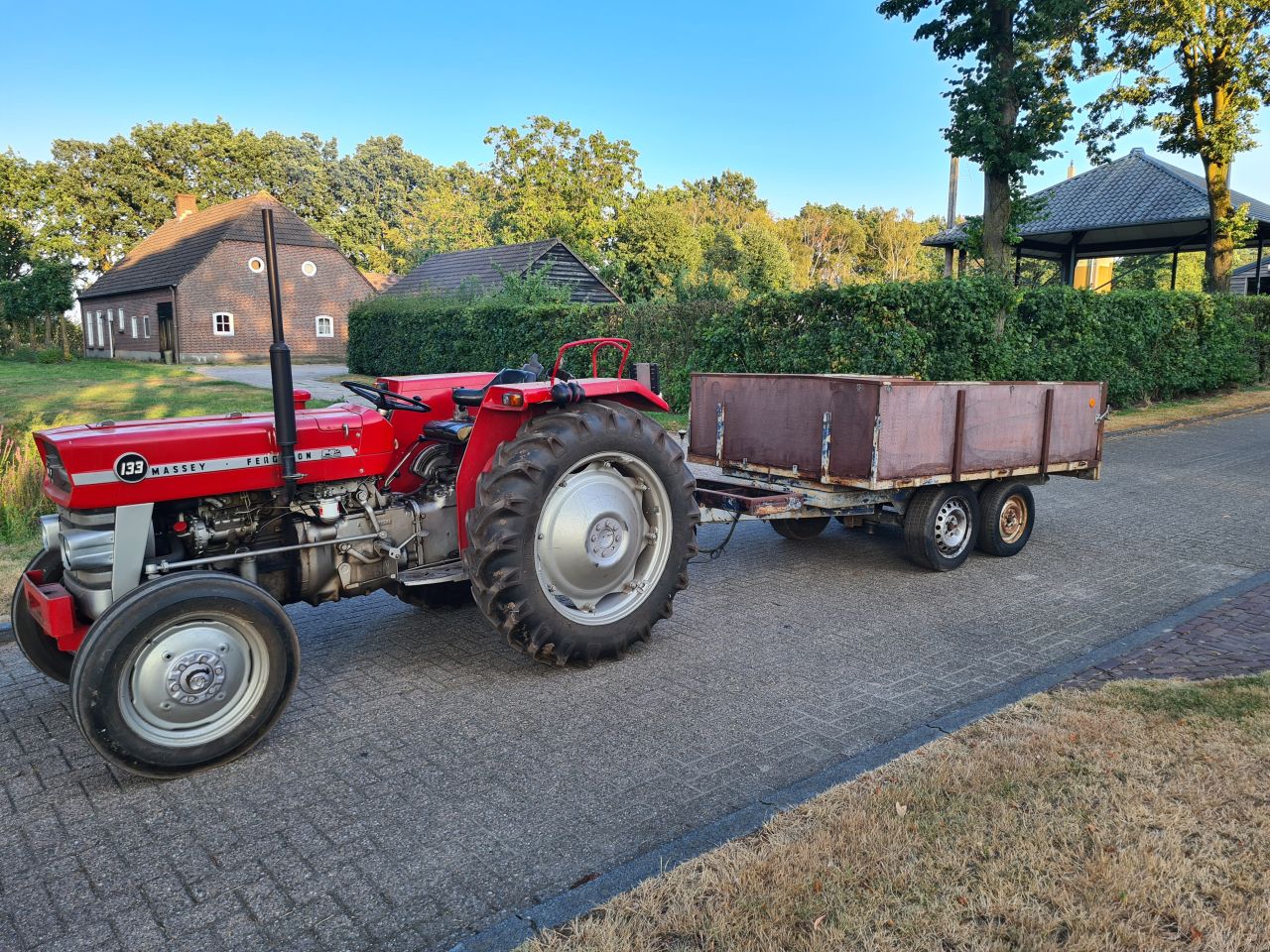 Kieper kiepwagen kiep aanhanger achter trekker.