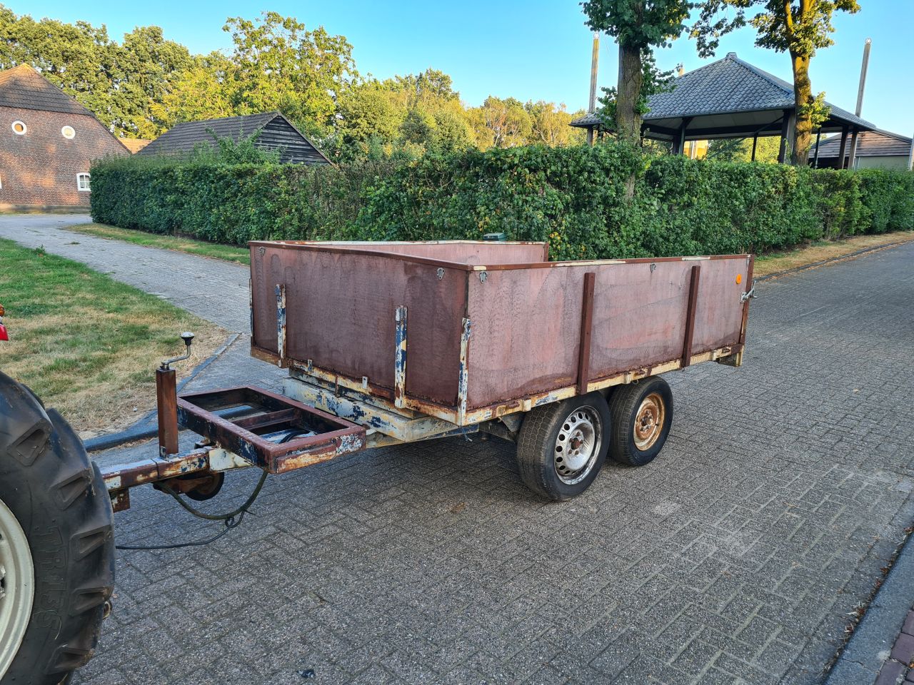 Kieper kiepwagen kiep aanhanger achter trekker.