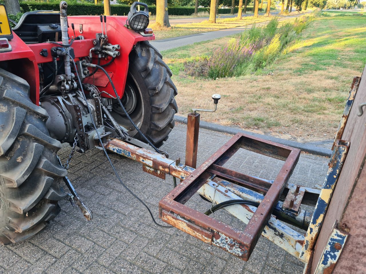 Kieper kiepwagen kiep aanhanger achter trekker.