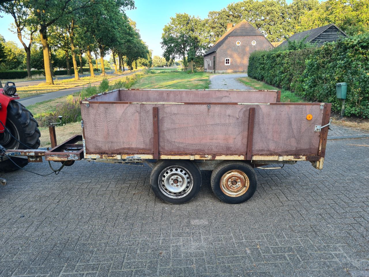 Kieper kiepwagen kiep aanhanger achter trekker.