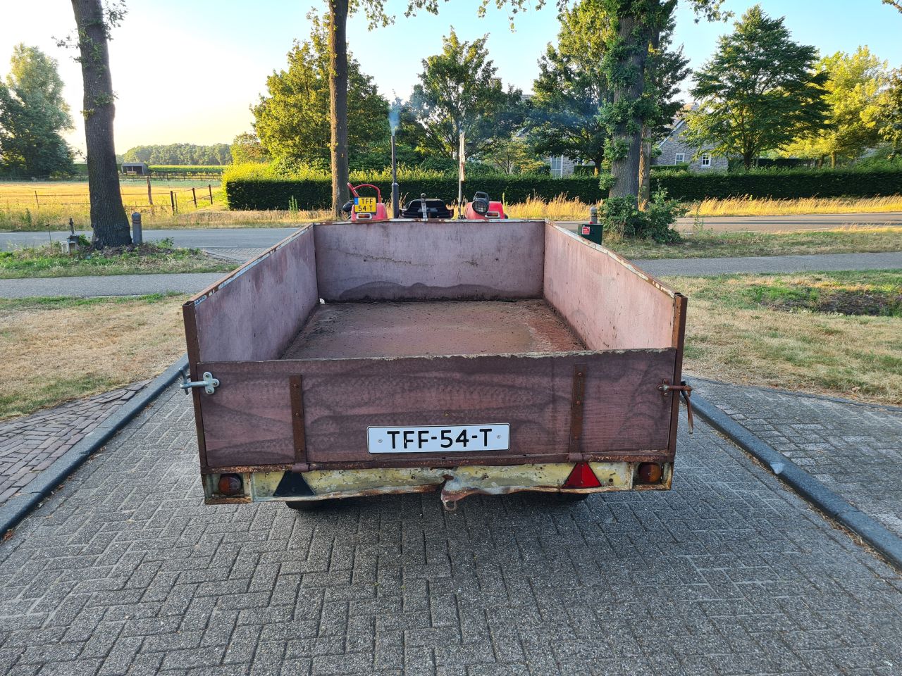 Kieper kiepwagen kiep aanhanger achter trekker.