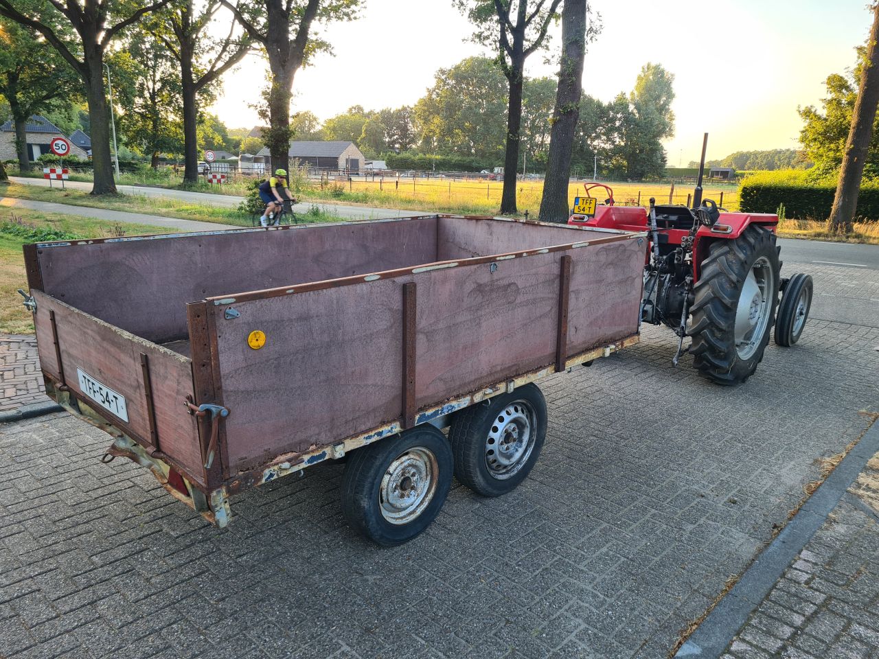 Kieper kiepwagen kiep aanhanger achter trekker.