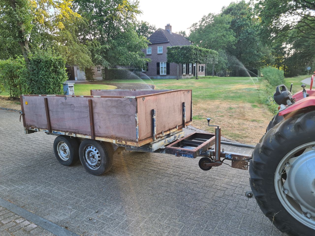 Kieper kiepwagen kiep aanhanger achter trekker.