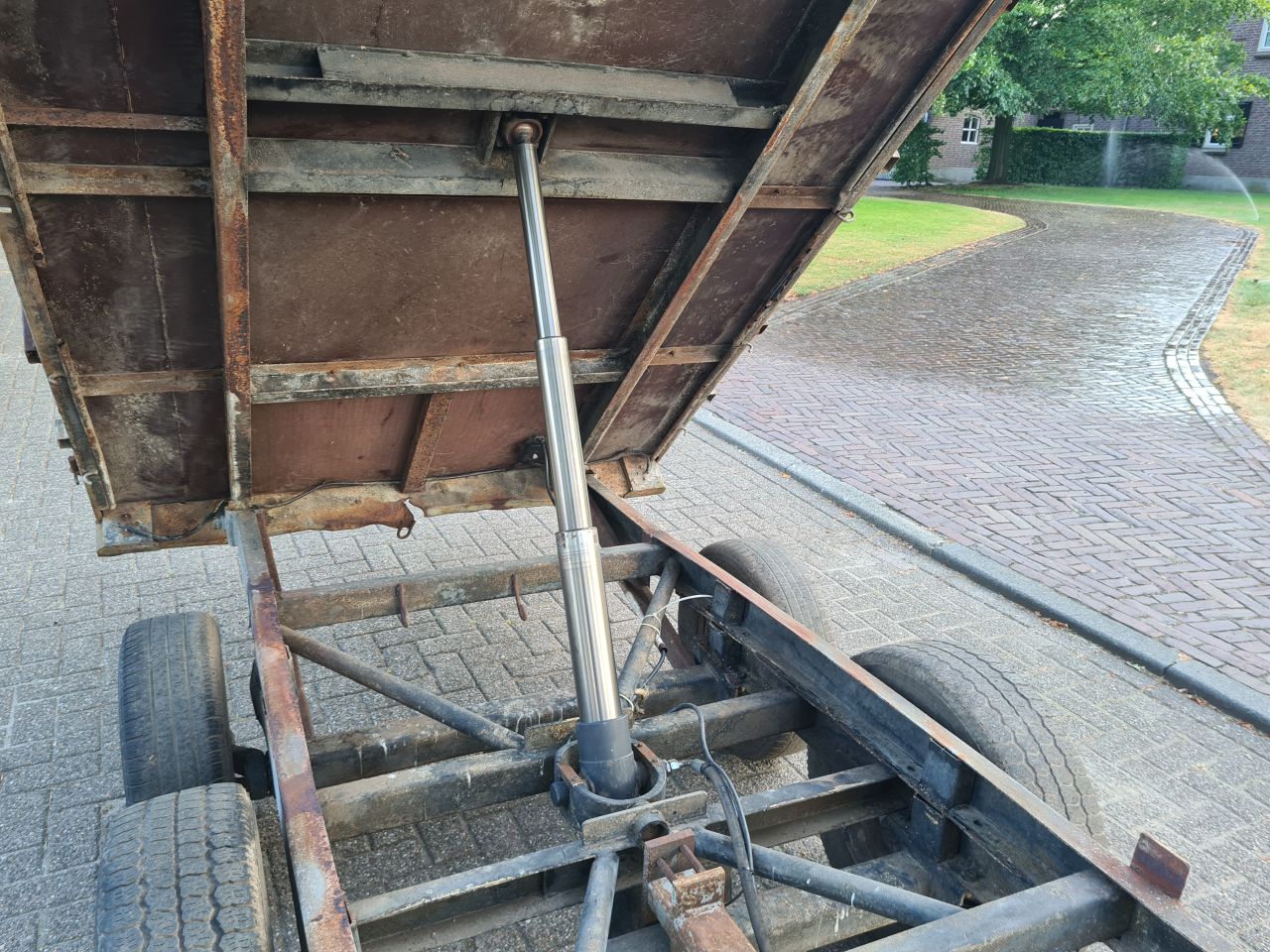 Kieper kiepwagen kiep aanhanger achter trekker.