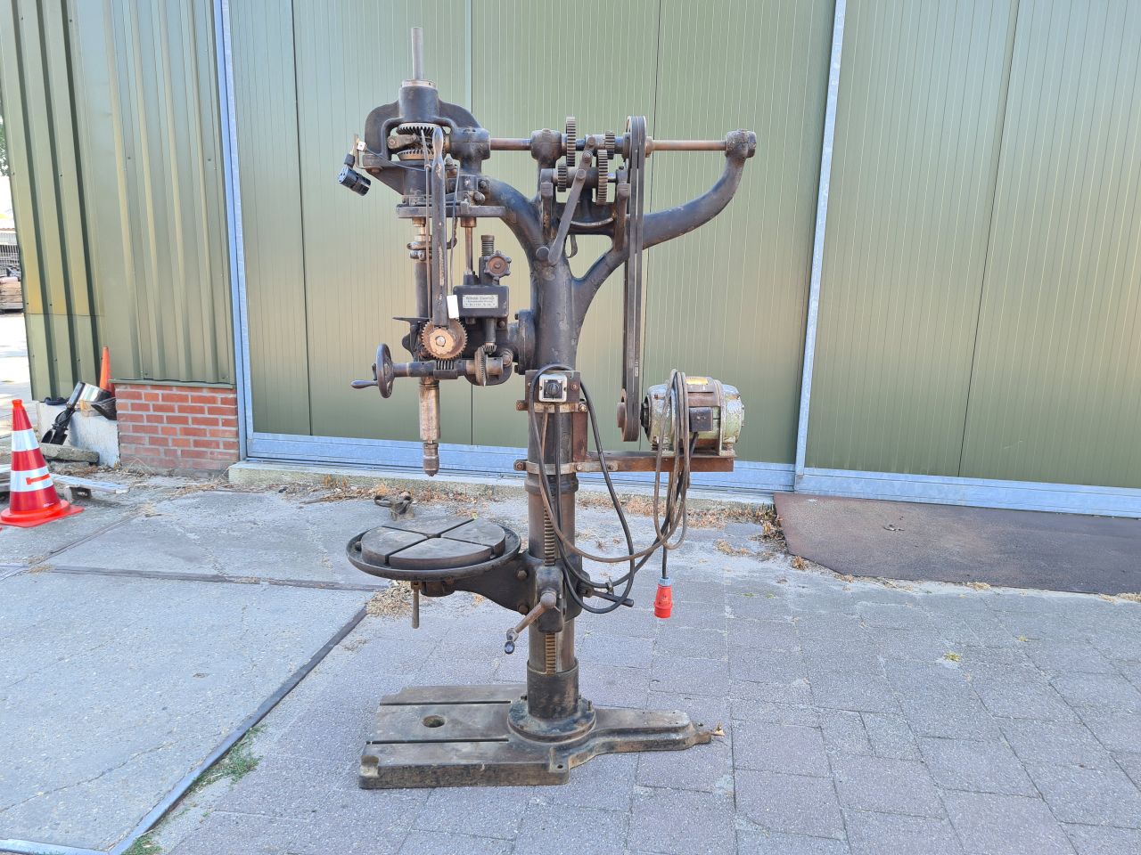 Antike wilhelm eisenfuhr kolomboormachine met voeding.