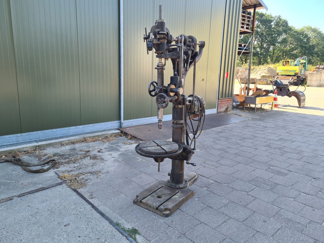 Antike wilhelm eisenfuhr kolomboormachine met voeding.