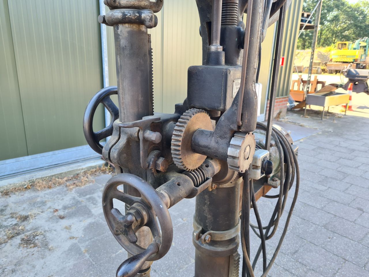 Antike wilhelm eisenfuhr kolomboormachine met voeding.
