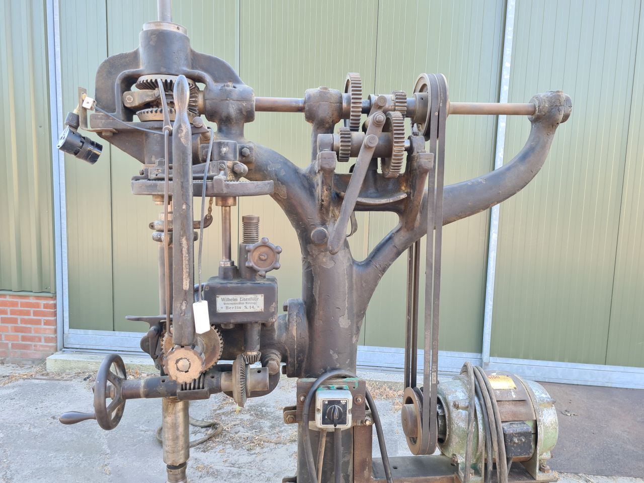 Antike wilhelm eisenfuhr kolomboormachine met voeding.