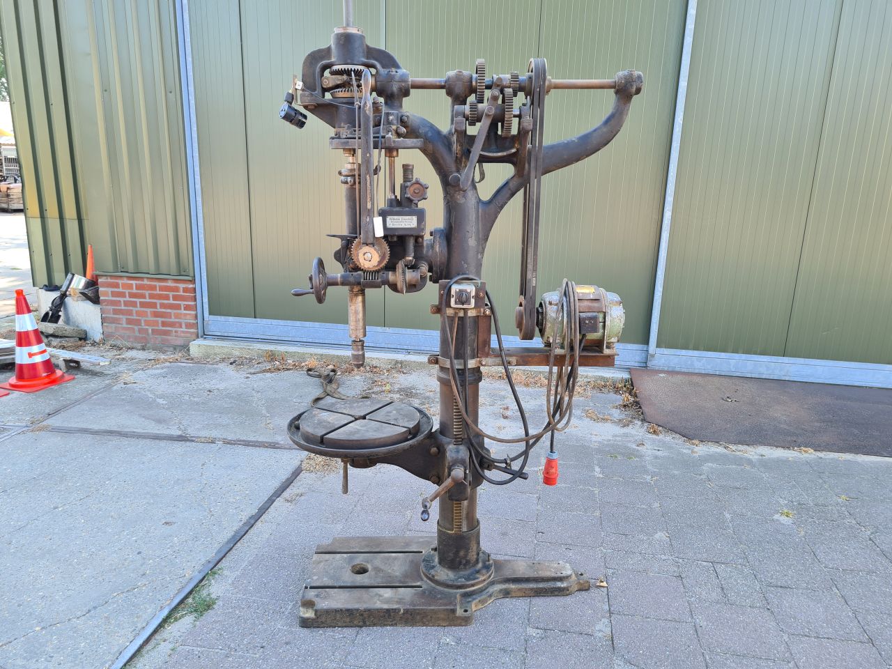 Antike wilhelm eisenfuhr kolomboormachine met voeding.