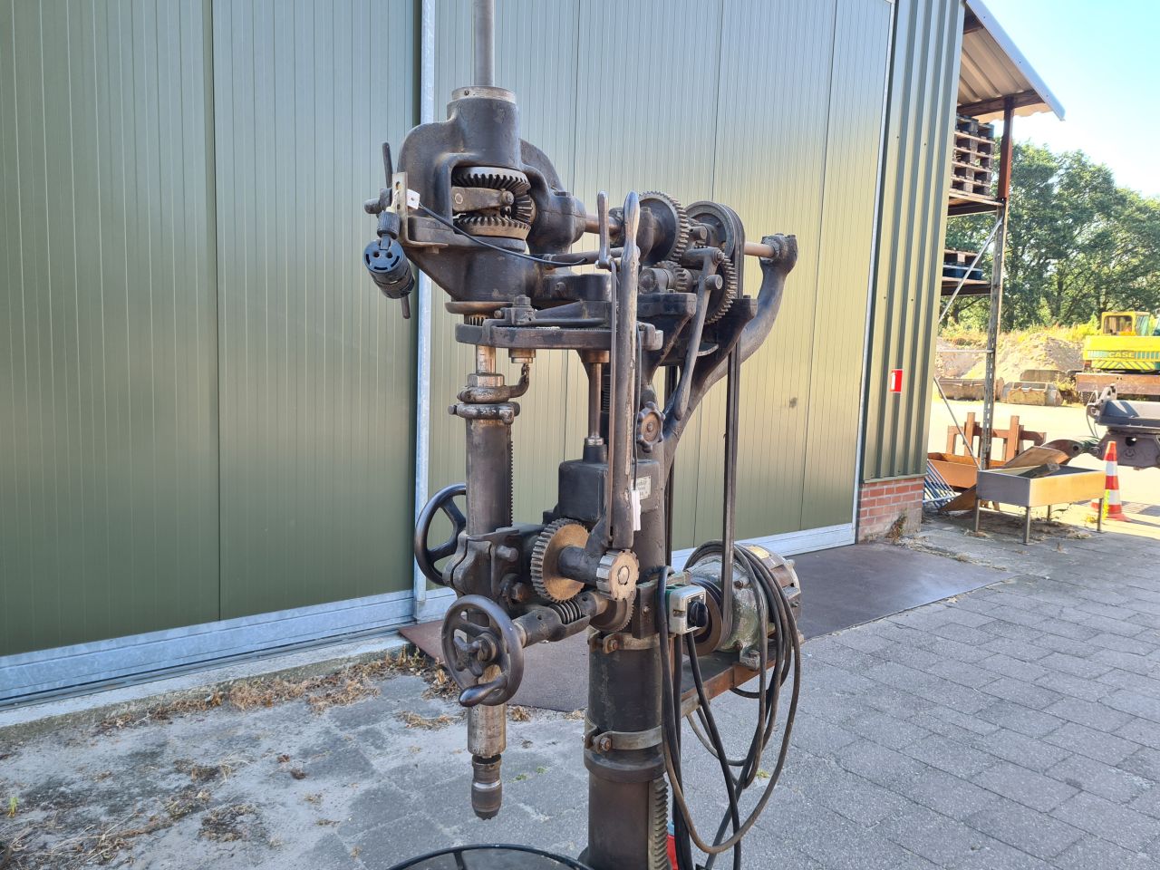 Antike wilhelm eisenfuhr kolomboormachine met voeding.