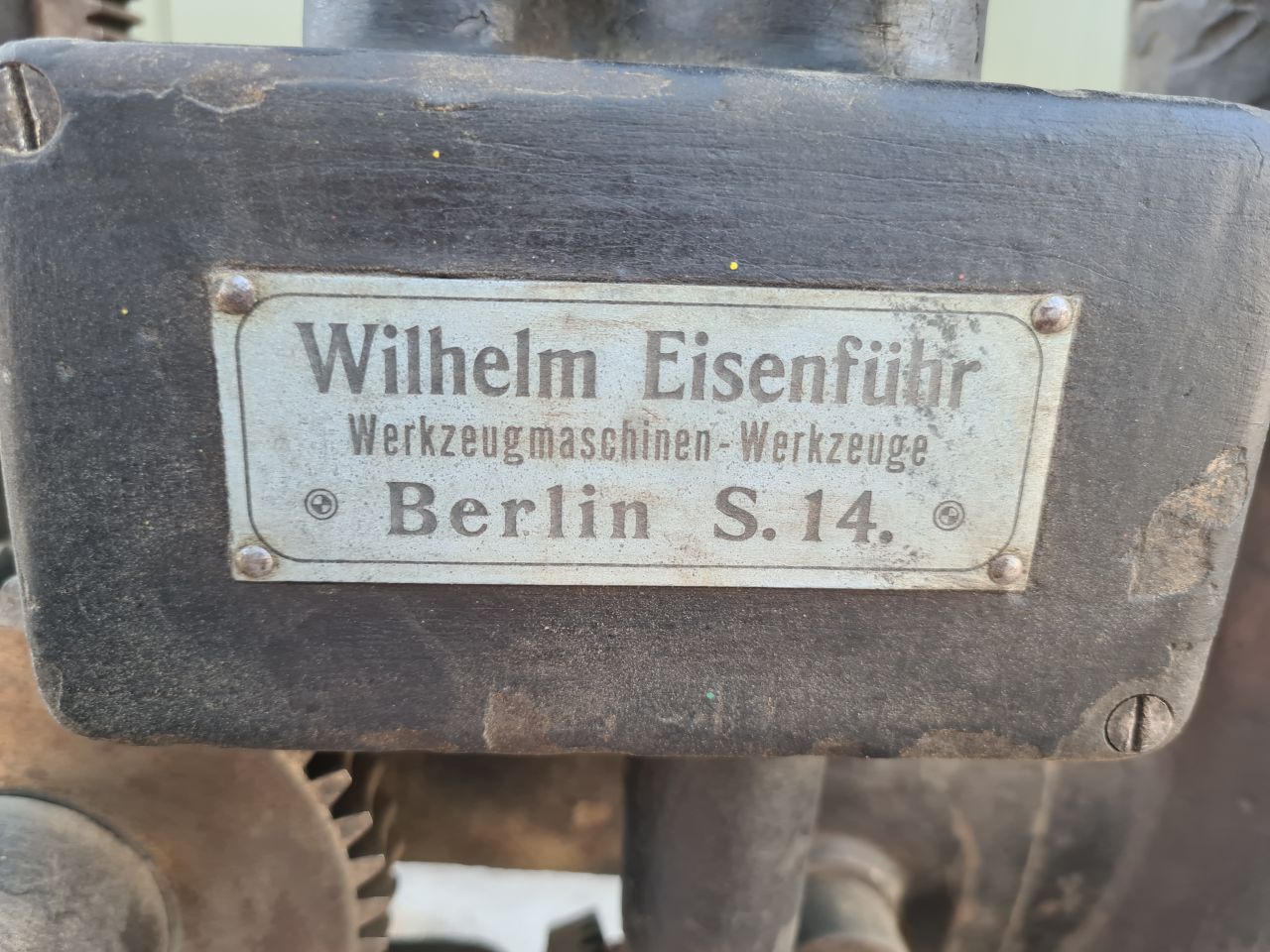Antike wilhelm eisenfuhr kolomboormachine met voeding.