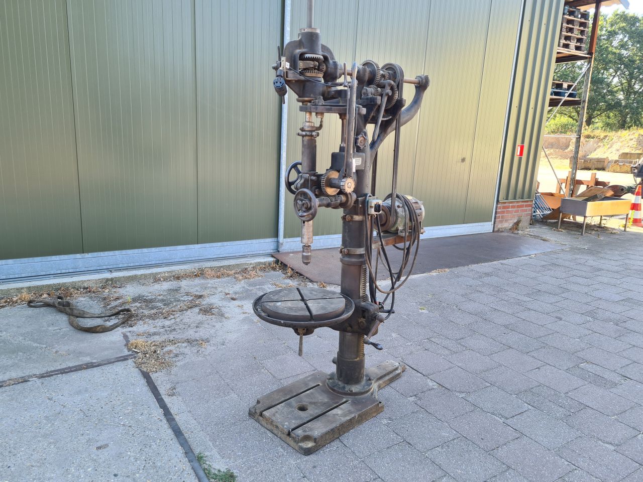 Antike wilhelm eisenfuhr kolomboormachine met voeding.