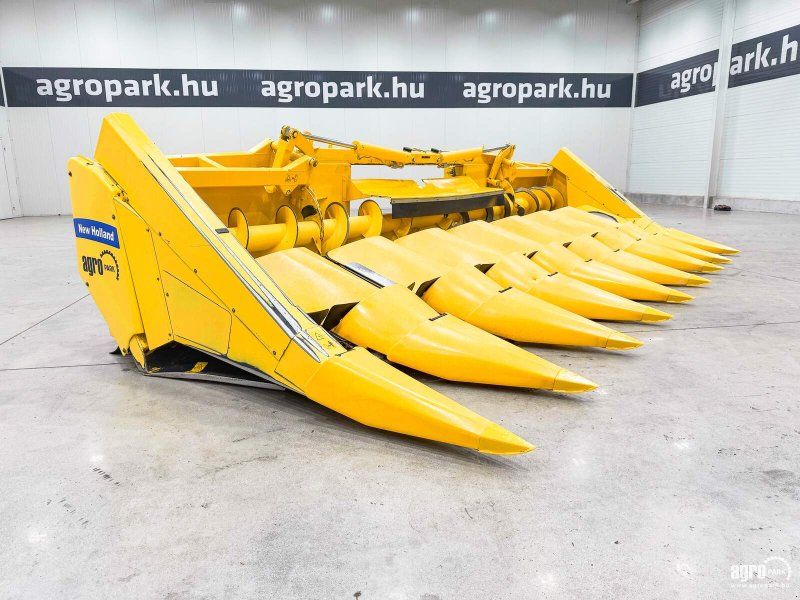 New Holland MF875W 8-row folding corn header with stalk choppers for Hol