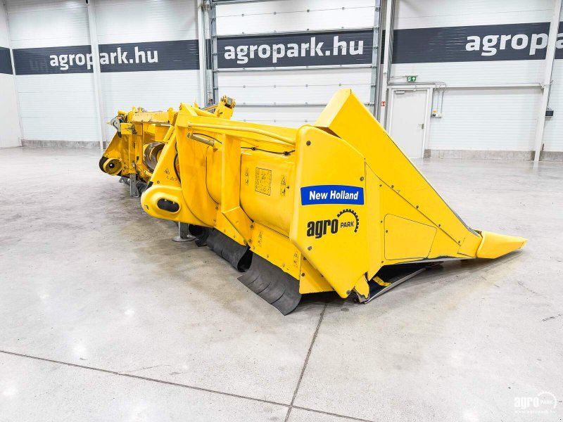New Holland MF875W 8-row folding corn header with stalk choppers for Hol