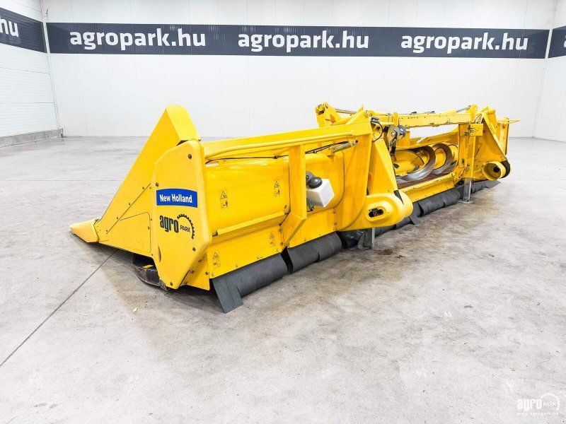 New Holland MF875W 8-row folding corn header with stalk choppers for Hol