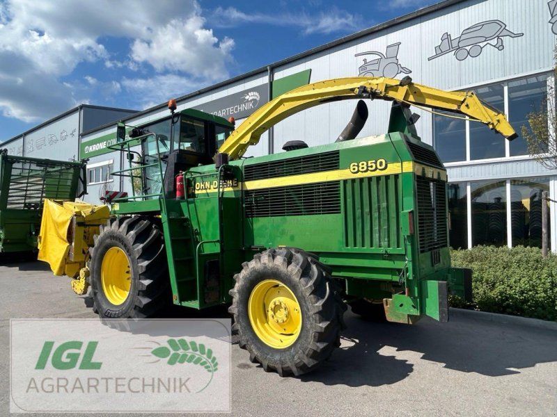 John Deere 6850