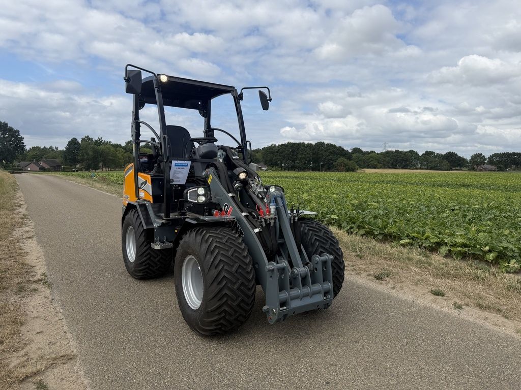 Giant G2700 X-TRA HD + shovel NIEUW (LED verlichting, pro inching)