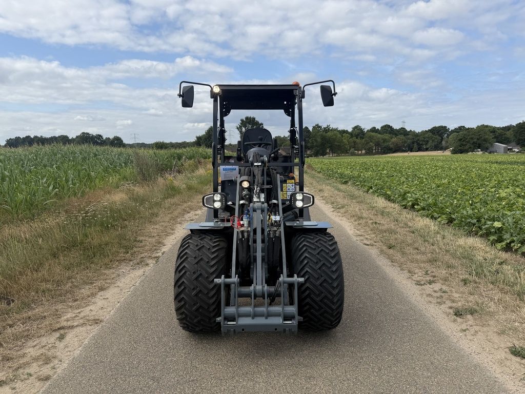 Giant G2700 X-TRA HD + shovel NIEUW (LED verlichting, pro inching)