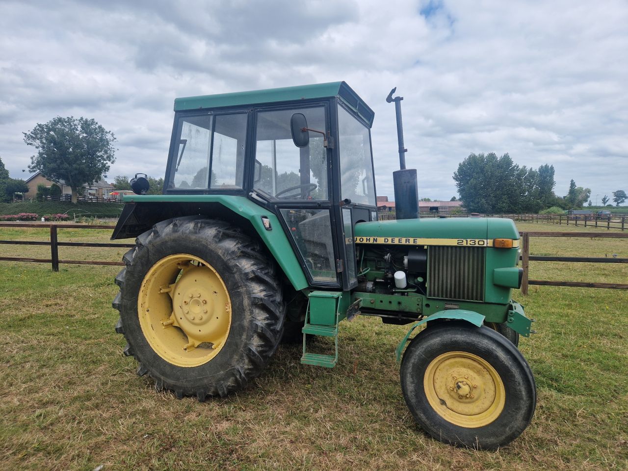John Deere 2130