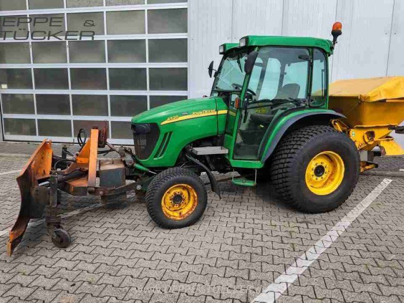 John Deere 4520 mit Anbaugeräten