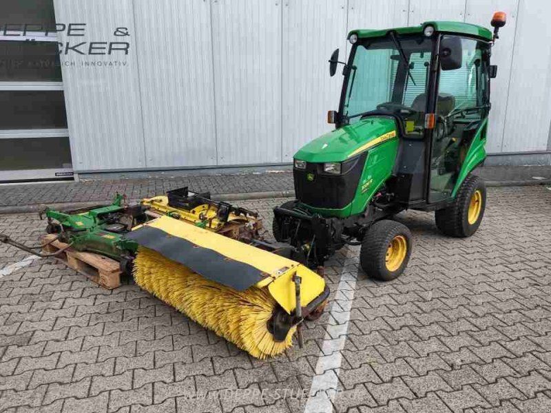 John Deere 1026R mit Anbaugeräten