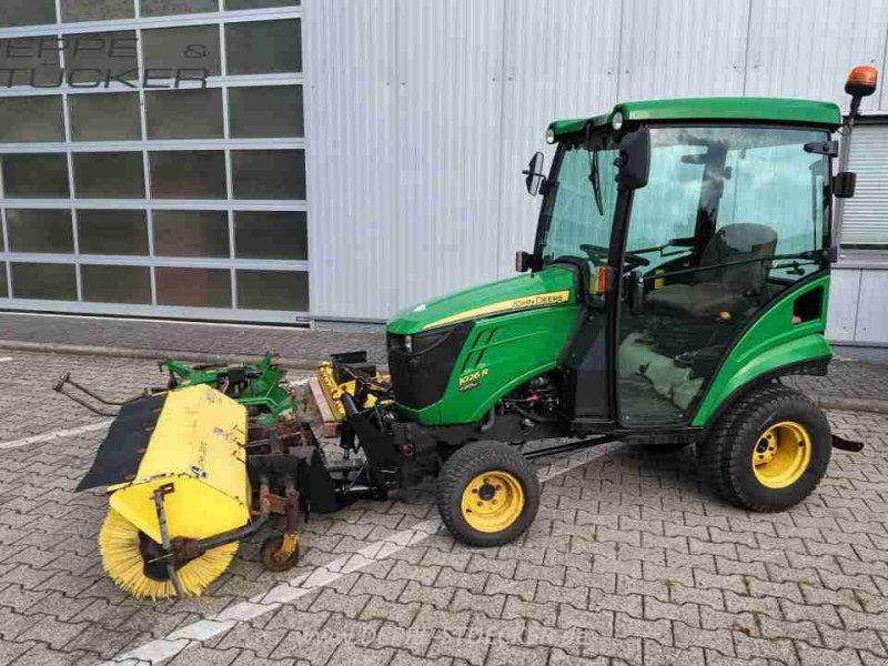 John Deere 1026R mit Anbaugeräten