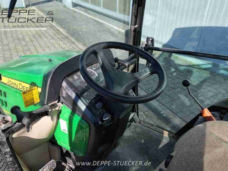 John Deere 1026R mit Anbaugeräten