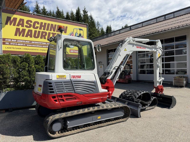 Takeuchi TB 250 Powertilt