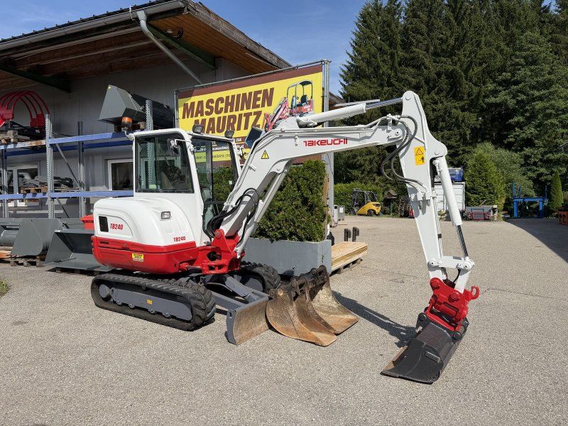 Takeuchi TB 240 Powertilt