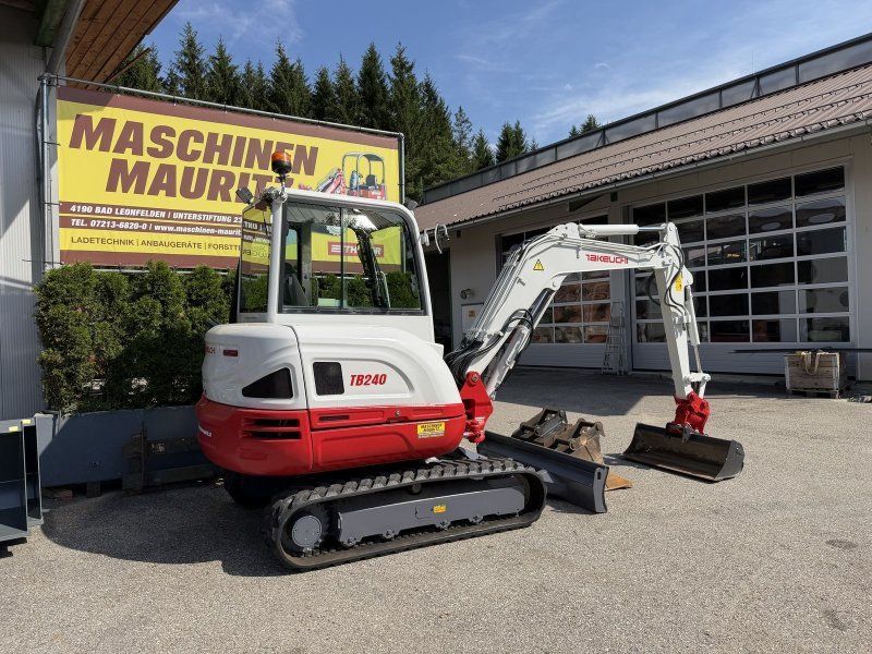 Takeuchi TB 240 Powertilt