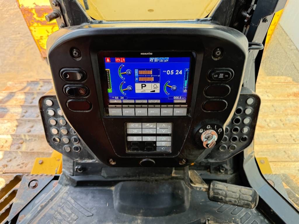 Komatsu D61PX-24 - Ripper Valve / Camera