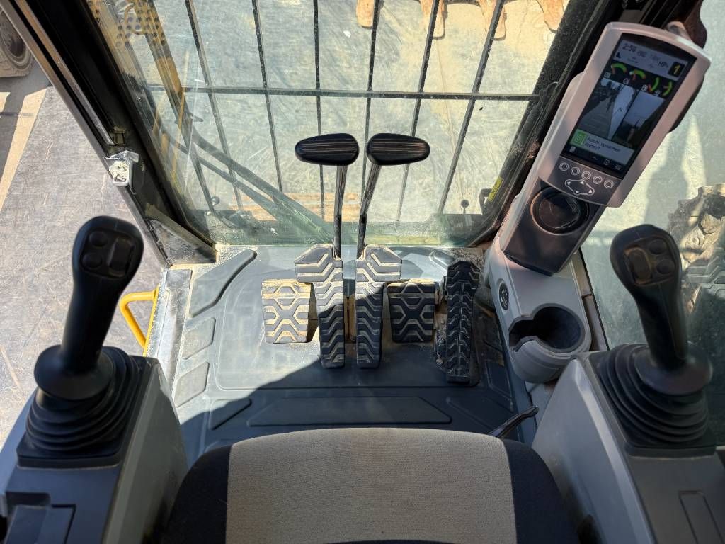 CAT 390F - German Machine / Camera / Quick Coupler