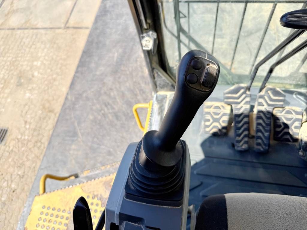 CAT 390F - German Machine / Camera / Quick Coupler