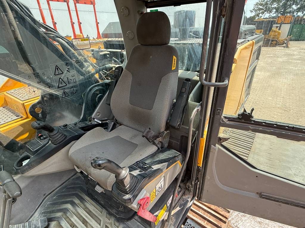 Volvo EC300EL - Hammer Lines / Automatic Greasing
