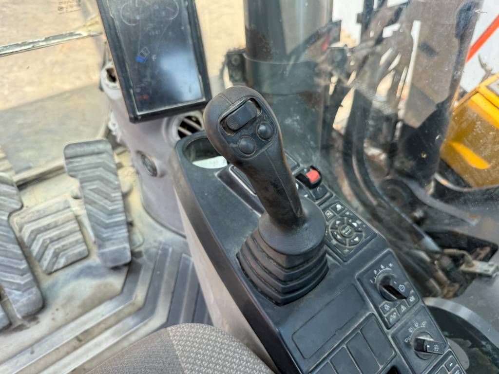 Volvo EC300EL - Hammer Lines / Automatic Greasing